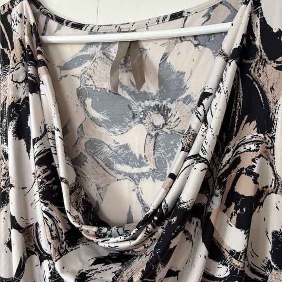🎉4/30$🎉 Monochrome Floral Drape Tank – Size 1X - Picture 2 of 4